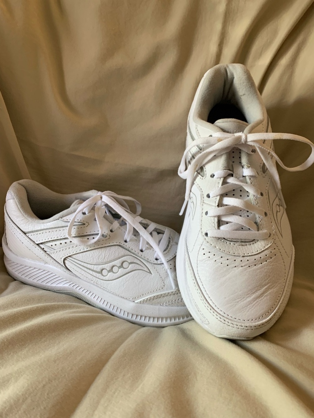 Saucony 'Echelon Walker 3' in white leather